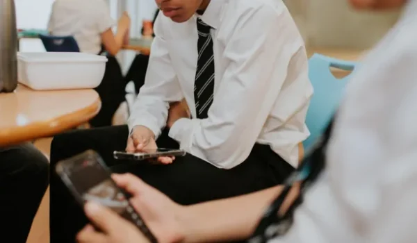 ENGLAND PLANS TO BAN PHONES IN SCHOOLS